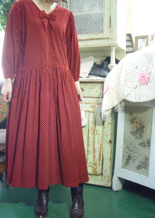 버건디 컬러 작은 도트 사랑스러움이 넘치는 파라다이스 드레스