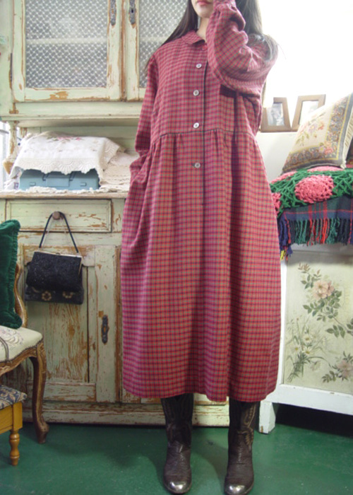 동그란 카라에 유연한 고급모 방방한 라인이 편안한 드레스