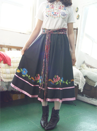 embroidery black  full skirt 