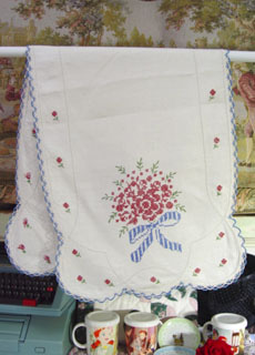 embroidery  linen   runner 