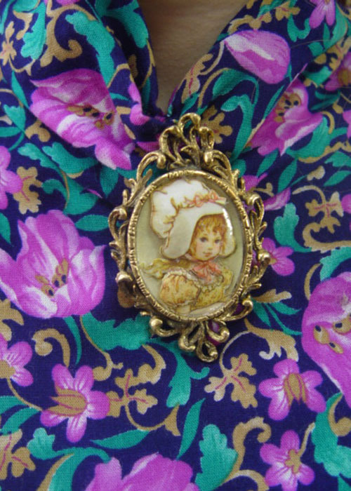antigue  bonnet  Porcelain brooch &amp; pendant (USA)