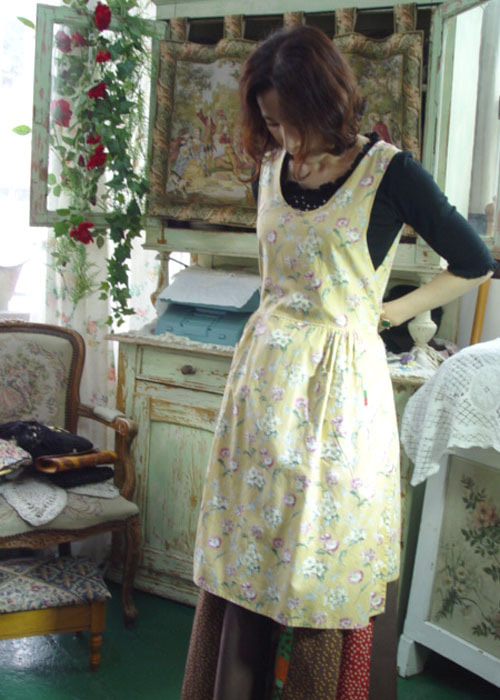 은은한 프린트의 프로방스풍 에이프런 &amp; 레이어링 드레스