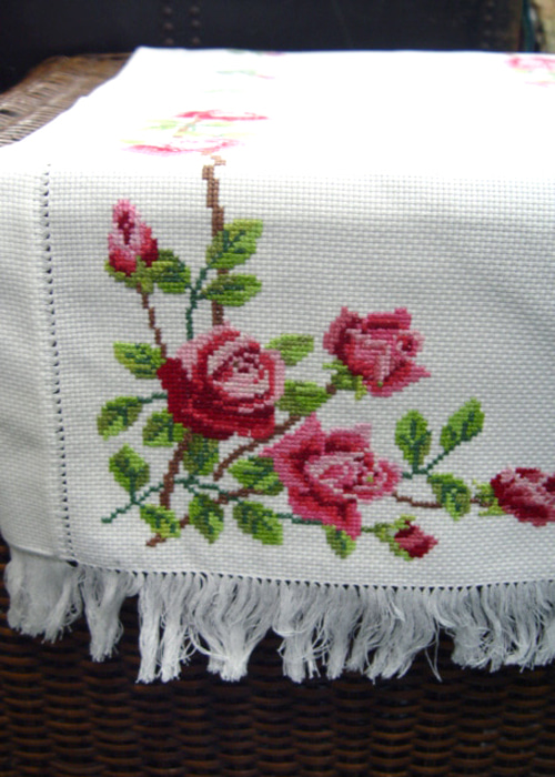vintage  needlepoint  flower white  fabric runner