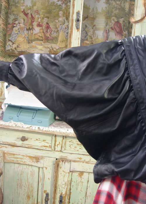 부들 부들 부드러운 가죽에  독특한 디자인이 예술적인 서프라이즈한 재킷