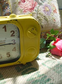 vintage  mustard  table clock    